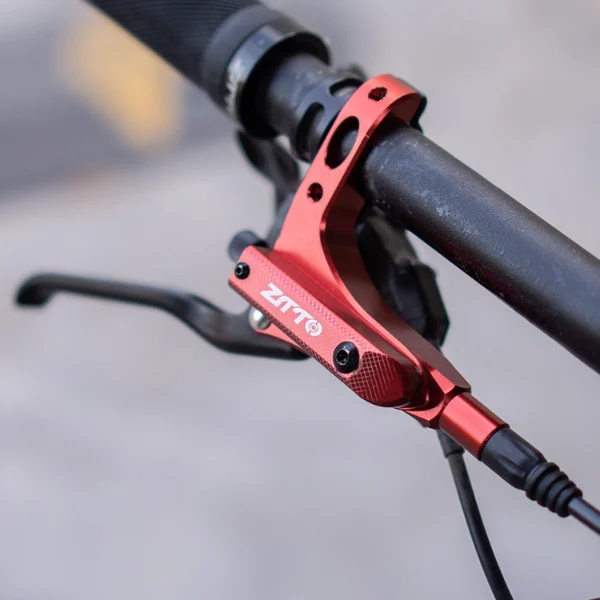 Red right brake lever on mtb handlebar
