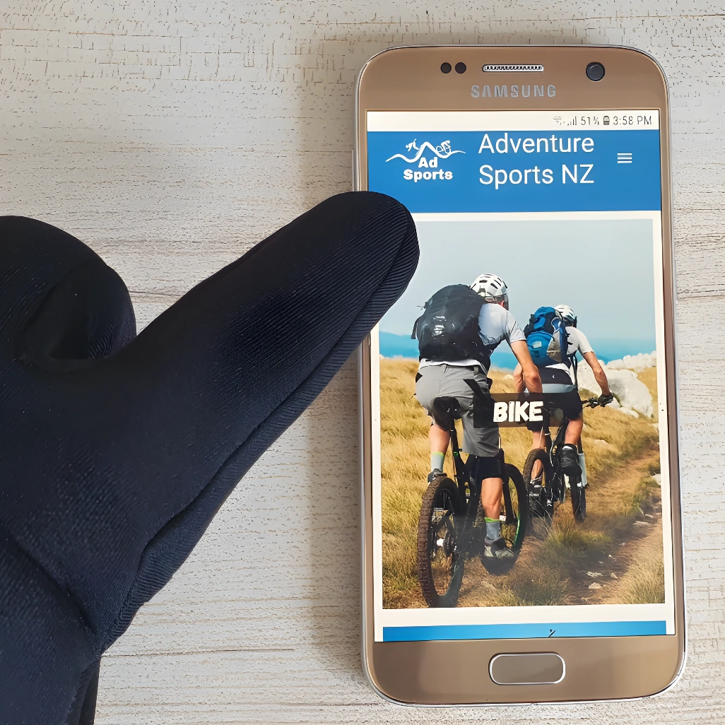Smartphone-touch-screen-compatible-cycling-gloves-2025