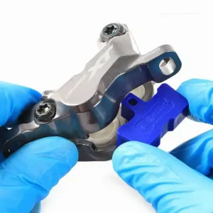 main_INserting a 4 piston brake block into shimano dedre xt calipers